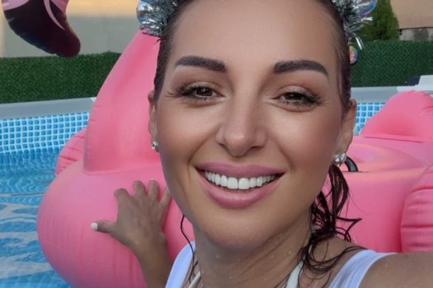 NAŠA PEVAČICA ZAVRŠILA U BOLNICI: Ćerka joj HITNO OPERISANA - evo u kakvom je stanju!