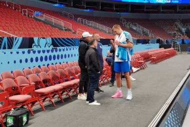 ŠTA TO RADI NIKOLA JOKIĆ? Zanimljiva scena sa treninga u Rigi (VIDEO)