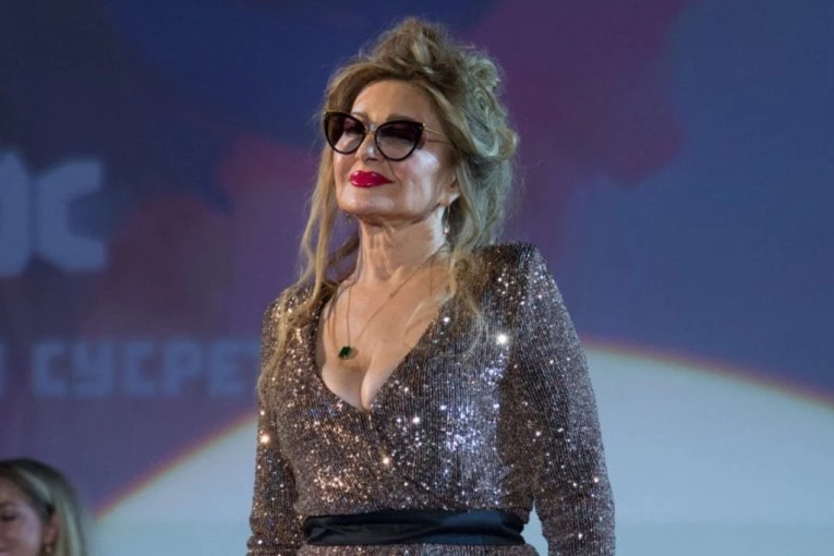 DANICA MAKSIMOVIĆ SA 72 GODINE GRMI U KUPAĆEM! Mreže gore: "Predivna ženo, godine ti ne mogu ništa!" (FOTO)