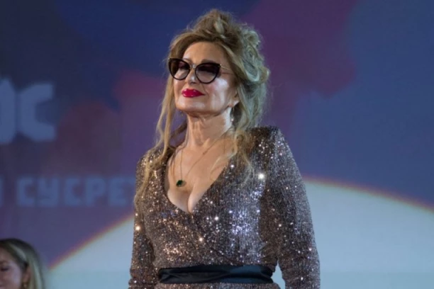 DANICA MAKSIMOVIĆ SA 72 GODINE GRMI U KUPAĆEM! Mreže gore: "Predivna ženo, godine ti ne mogu ništa!" (FOTO)