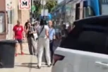 SAMO JAKO I BAHATO! Parkirala džip PREKO ŠINA! Vozač tramvaja je zamolio da ga pomeri, ONA GA IZUDARALA (VIDEO)