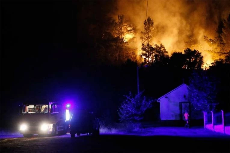 ZONE KATASTROFE! Požari gutaju stotine hiljada hektara, poplave odnose sve pred sobom!