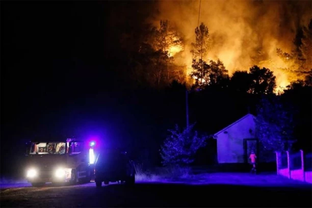 ZONE KATASTROFE! Požari gutaju stotine hiljada hektara, poplave odnose sve pred sobom!