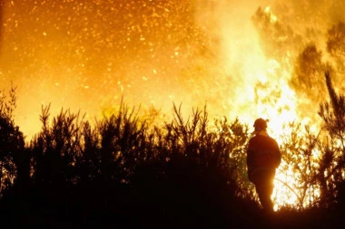 VELIKI POŽAR BLIZU KOČANA! Povređena četiri vatrogasca: Užas u fabrici slatkiša!
