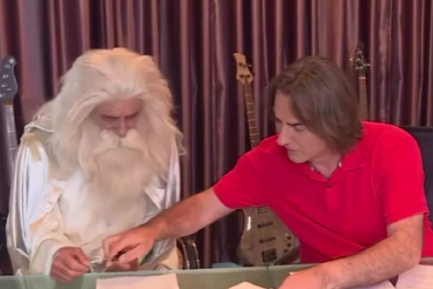 GANDALF ULAZI U "ELITU 9"?! Starac sa belom kosom i dugom bradom potpisao ugovor sa Mitrovićem - JAVNOST ZATEČENA! (VIDEO)