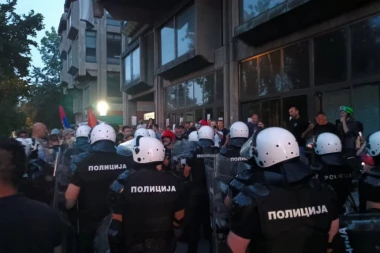 HAPŠENJE ISPRED FILOZOFSKOG FAKULTETA! Mladić nasrnuo na policajca!