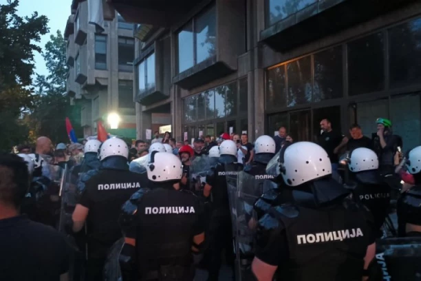 HAPŠENJE ISPRED FILOZOFSKOG FAKULTETA! Mladić nasrnuo na policajca!