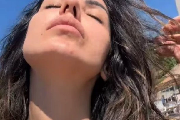 SAMO DIVLJINA! Tanja Savić JEDVA obuzdala BUJNE grudi, pevačica pokazala rasne obline! (VIDEO)