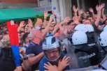 BLOKADER-NASILNIK UHAPŠEN U NOVOM SADU! Divljao ispred Filozofskog fakulteta, fizički nasrnuo na policajce i udarao ih pesnicama