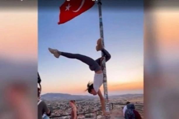 TURISTKINJA IZ BOSNE U OZBILJNOM PROBLEMU! Igrala pol dens na koplju turske zastave, sad joj preti zatvorska kazna!