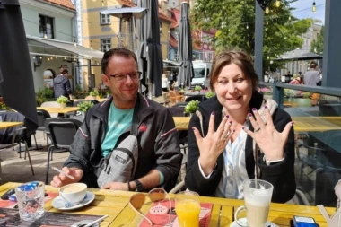 GOSPOĐA NA KOJU SMO NALETELI U RIGI JE OZBILJNA LEGENDA: S mužem kolima došla iz Beograda, a tek kad vidite OVAJ DETALJ! (VIDEO)