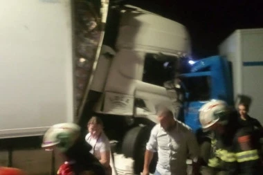 STRAVIČAN UDES U TUNELU! Sudalila se dva šlepera i automobil - JEDNA OSOBA ZAROBLJENA!