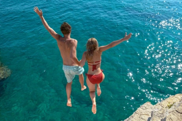 U GRČKOJ POČELI DA KAŽNJAVAJU I ZA SKAKANJE U MORE! Ako letujete na ovom mestu u vodu ulazite postepeno ili sledi UDAR PO NOVČANIKU