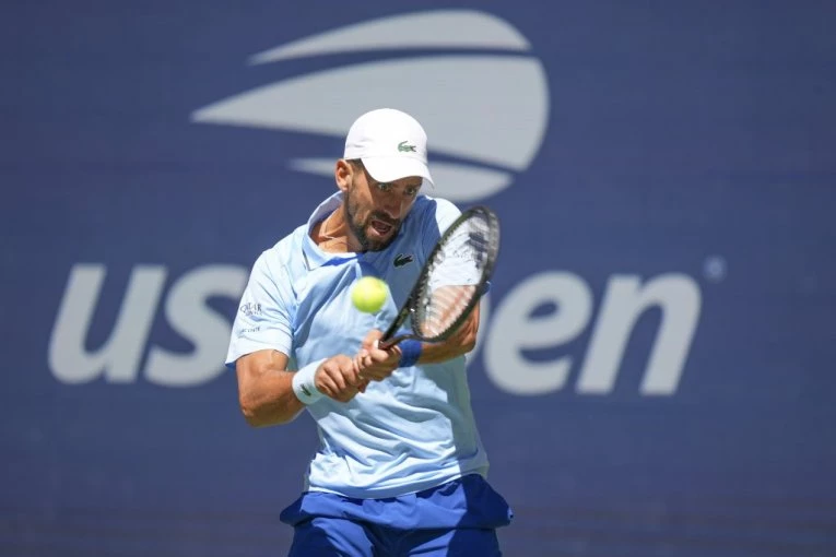 POGLEDAJTE REAKCIJU NOVAKA NAKON ŠTO JE IZGUBIO PRVI SET: Eksplozija na tribinama, ali Đokovićeva faca sve govori! (VIDEO)