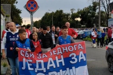 MA BRE, DA SE NAJEŽIŠ OD GLAVE DO PETE: "KOSOVO JE SRCE SRBIJE" ODZVANJA RIGOM – Srbi su stvarno nebeski narod!  (VIDEO)