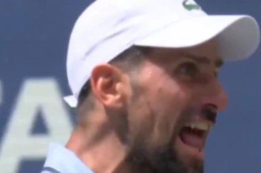 NOVAK ĐOKOVIĆ POBESNEO: Evo kome se Srbin obratio tokom meča, nije spuštao POGLED! (VIDEO)