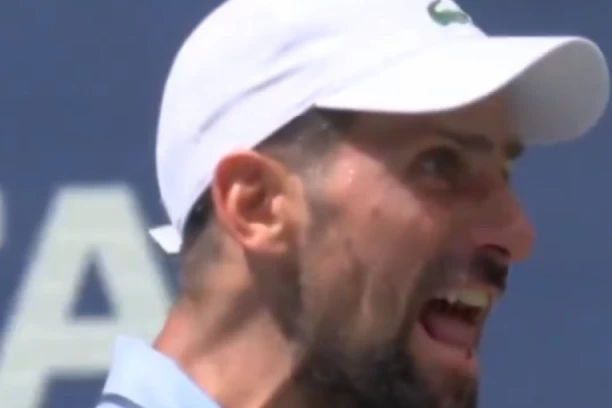 NOVAK ĐOKOVIĆ POBESNEO: Evo kome se Srbin obratio tokom meča, nije spuštao POGLED! (VIDEO)