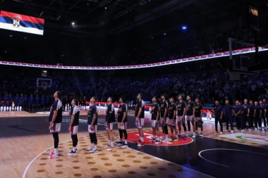 GRMI "BOŽE PRAVDE" U RIGI, NAŠI KOŠARKAŠU PEVALI UGLAS: Ovo je početak Evropskog prvenstva koji obećava! (VIDEO)