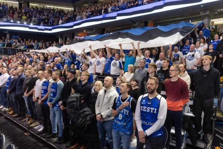 MORA LI TA POLITIKA NA PRAZNIKU KOŠARKE? Estonci istakli zastavu kojoj nije mesto na tribinama Evrobasketa! (FOTO)