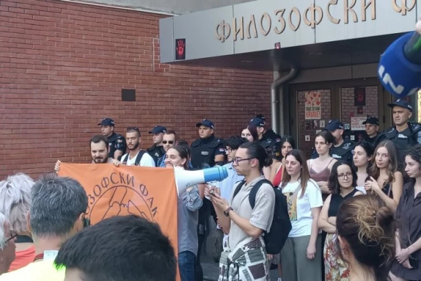 "ZNAMO GDE STANUJETE, ZNAMO VAM ŽENE!" Jezive pretnje blokadera u Novom Sadu policajcima: VIDEĆEMO KAKO ĆE VAŠA DECA DA PROĐU!  (VIDEO)