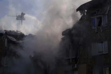 KIJEV U PLAMENU I RUŠEVINAMA, BROJE SE MRTVI! Rusija izvela najmasovniji napad od početka rata (FOTO, VIDEO)