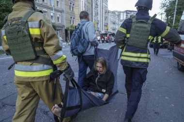 RUSI RAZNELI KIJEV! Četvoro poginulih, među povređenima deca i trudnica! JEZIVI SNIMCI KRUŽE MREŽAMA (VIDEO)