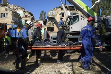 KIJEV U PLAMENU! Putinova vojska ubila tri osobe, povređeno šestoro dece! Dve stambene zgrade uništene