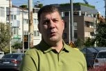 ČLAN PRODUKCIJE PORAZBIJAO STVARI IVANA MARINKOVIĆA - Urlanje odzvanja Šimanovcima, pokušavaju da ga zaustave! (VIDEO)