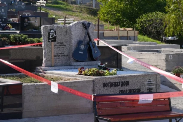 ISPUNJENA POSLEDNJA ŽELJA BORE ČORBE PRED GODIŠNJICU SMRTI! Na rokerovom grobu se pojavilo ovo! (FOTO GALERIJA)