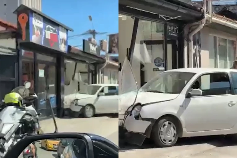 AUTO ULETEO U IZLOG BUTIKA U NOVOM PAZARU! Devojka izgubila kontrolu nad vozilom - VELIKA MATERIJALNA ŠTETA!