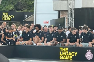 KAKVE SCENE NA PARTIZANOVOM SPEKTAKLU! Grobari oduševljeno pozdravili Parkera, još jednom u nizu skandirali Obradoviću! (VIDEO)