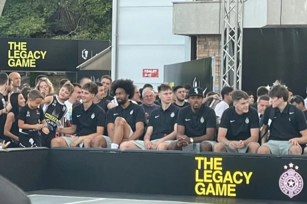 KAKVE SCENE NA PARTIZANOVOM SPEKTAKLU! Grobari oduševljeno pozdravili Parkera, još jednom u nizu skandirali Obradoviću! (VIDEO)