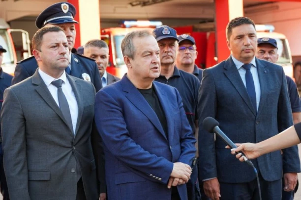 VEOMA JE BITNO STABILNO STANJE JAVNOG REDA I MIRA! Ivica Dačić posetio Policijsku upravu u Leskovcu! (FOTO, VIDEO)