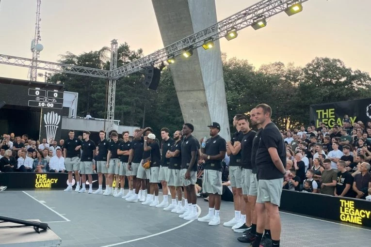 KARLIK DŽONS IMA NOVU ULOGU U PARTIZANU: Plejmejker crno-belih oduševio navijače na spektaklu! (VIDEO)