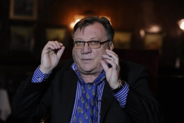 ŽENA HALIDA BEŠLIĆA HITNO HOSPITALIZOVANA, SMEŠTENA U SOBU DO MUŽA! Najnoviji detalji iz bolnice JEŽE DO KOSTIJU!