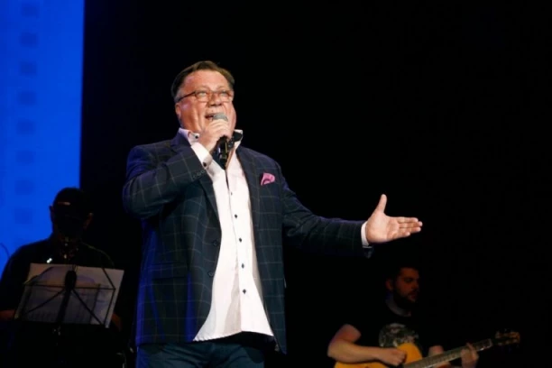 POSLEDNJI SNIMAK HALIDA BEŠLIĆA PRE HOSPITALIZACIJE: Koncert PREKINUO, pa publici rekao da je u LOŠEM STANJU! (VIDEO)