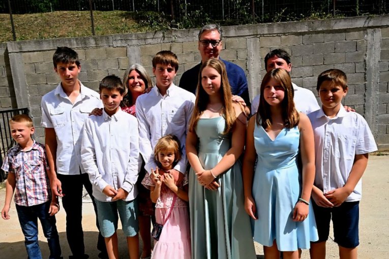 "POSEBNO NAM ZNAČI ŠTO JE PREDSEDNIK LIČNO DOŠAO U NAŠ DOM" - Majka devetoro dece posle posete Vučića: "SVAKA POMOĆ NAM JE DRAGOCENA"