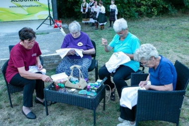 MIHOLJSKI SUSRETI SELA PUN POGODAK! Krkobabić: "Čuvarke neverovatnih veština"! (FOTO)