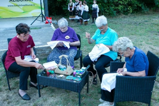 MIHOLJSKI SUSRETI SELA PUN POGODAK! Krkobabić: "Čuvarke neverovatnih veština"! (FOTO)