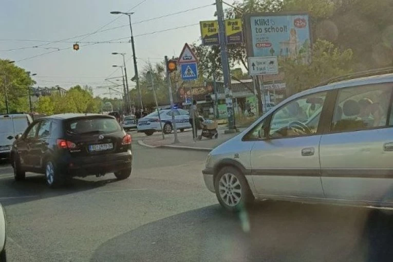 POKOŠEN PEŠAK NA BOGOSLOVIJI! Teška nesreća u Beogradu! LEŽI NA ULICI, ŠOFERŠABJBNA SVA POPUCALA OD UDARA! (FOTO)