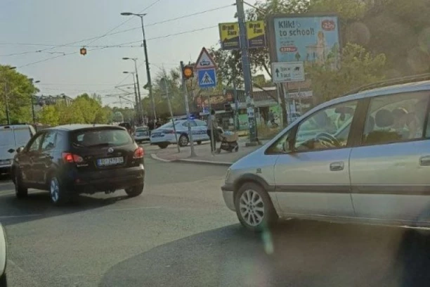POKOŠEN PEŠAK NA BOGOSLOVIJI! Teška nesreća u Beogradu! LEŽI NA ULICI, ŠOFERŠABJBNA SVA POPUCALA OD UDARA! (FOTO)
