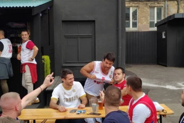ŠOK FOTKE: Portugalac ušao u kafić pun srpskih navijača - evo šta ga je snašlo! (FOTO GALERIJA, VIDEO)