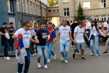 ČUVENA  PESMA ZAGRMELA RIGOM, A ONDA SU SRBI OPLELI KOLCE! Naši navijači se sjajno zabavljaju pred okršaj s Portugalom (VIDEO)