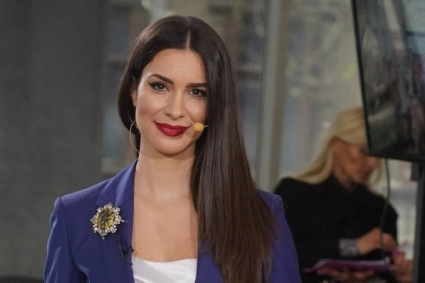 DRAGANA KOSJERINA ZAPALILA DRUŠTVENE MREŽE: Haljina klizi sa ramena, a dubok dekolte ukrao šou! (FOTO)
