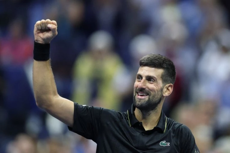 NOVAKU PESMA DONELA ULOV NA PECANJU: Snimak Đokovića sa roze štapom u rukama oduševio navijače! (VIDEO)