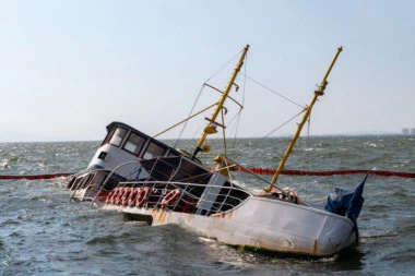 DRAMA U DALMACIJI! Turistički brod počeo da tone, ljudi skakali u more! (VIDEO)