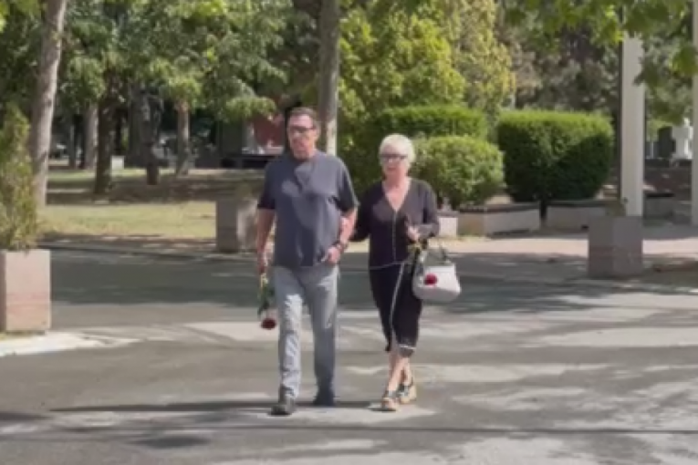 Estrada se okuplja na grobu Saše Popovića