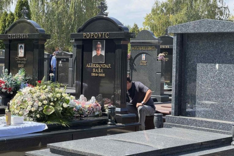 Estrada se okuplja na grobu Saše Popovića