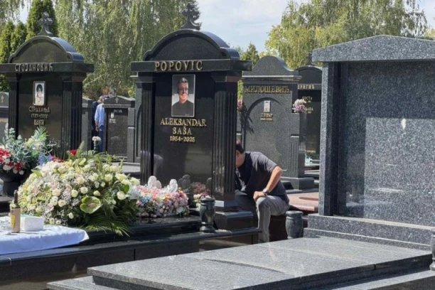 ZAŠTO SE ON POJAVIO PRE SUZANE NA GROBU SAŠE POPOVIĆA?! Grandov ČOVEK pre svih stigao na pomen, evo šta je uradio! (VIDEO)