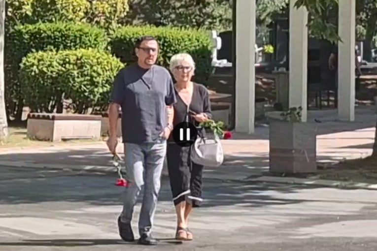 Estrada se okuplja na grobu Saše Popovića